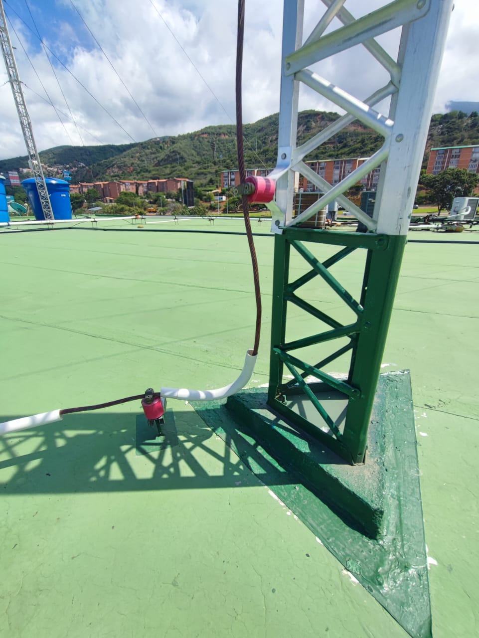 Montaje de torre y anclajes con aisladores